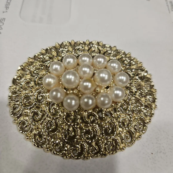 Elegant Gold and Pearl Brooch - Picture 1 of 7